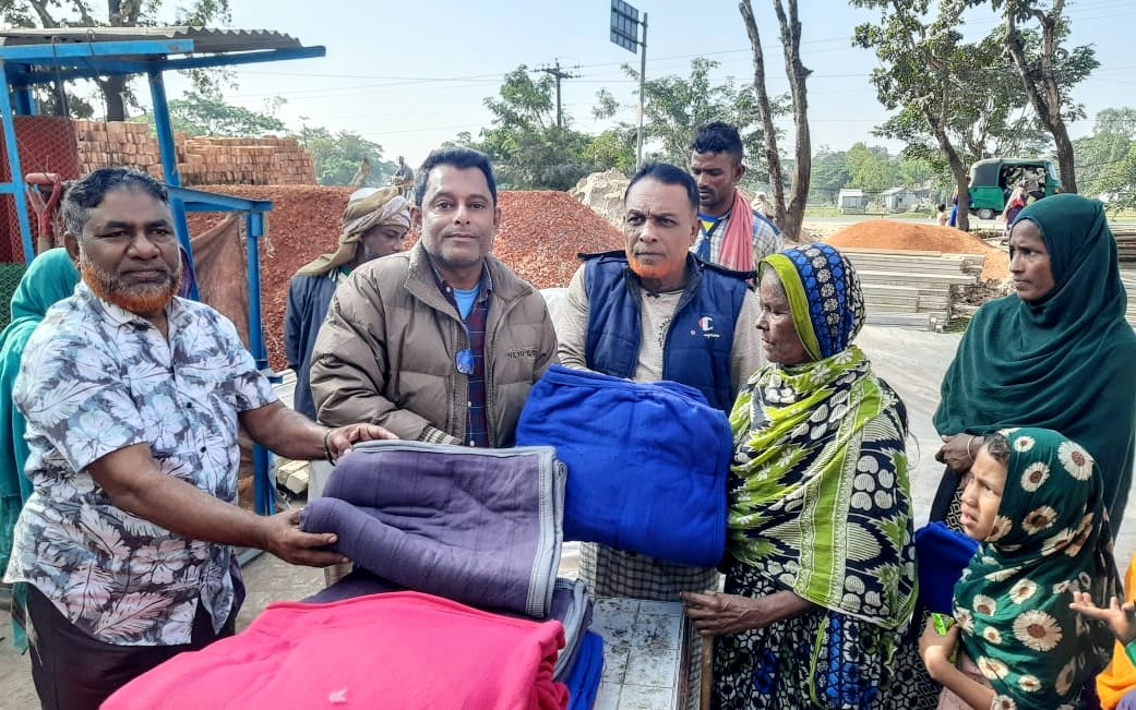 শান্তিগঞ্জে শীতবস্ত্র বিতরণ করেছে মাহী ট্রেডার্স