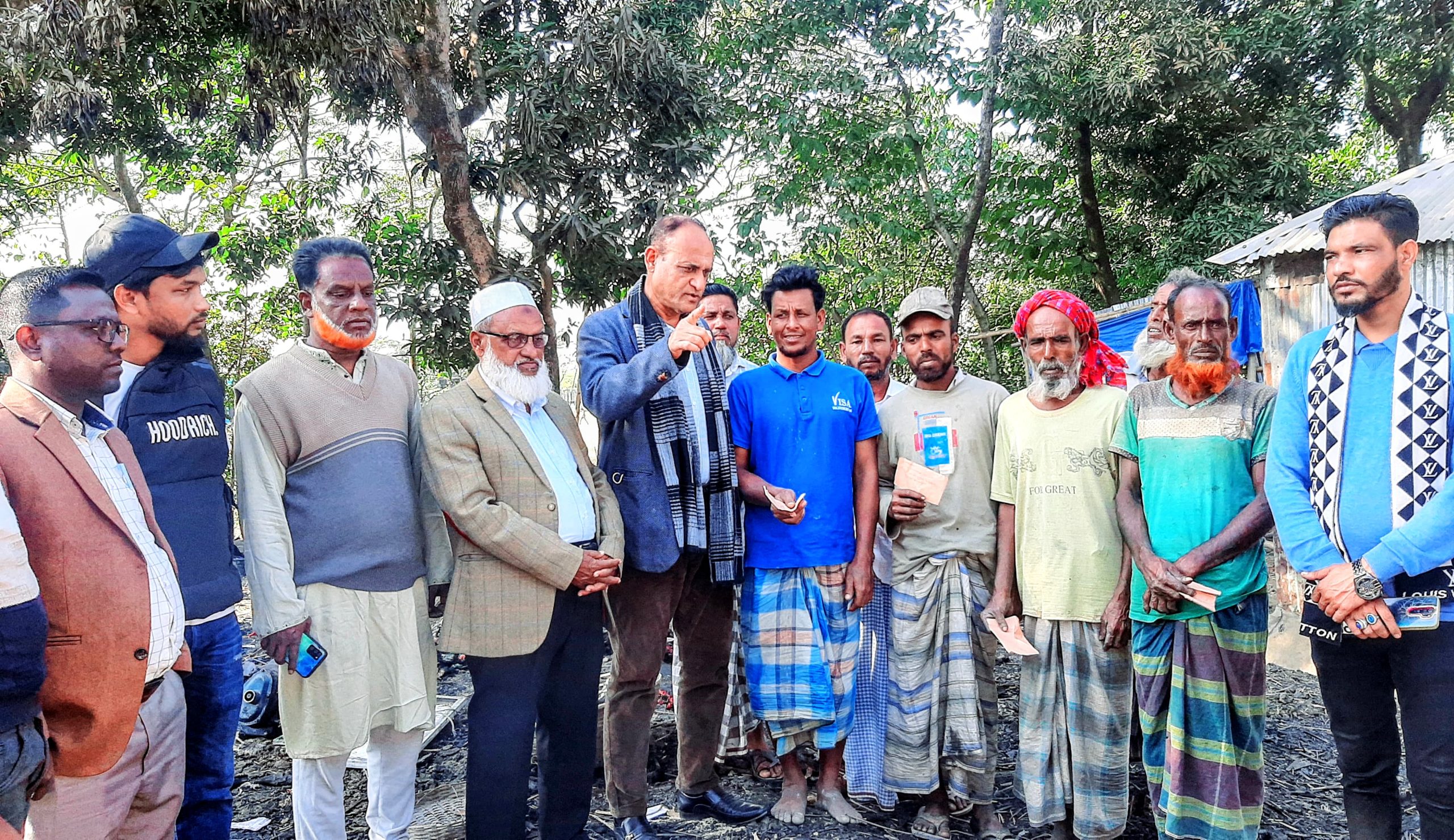 শান্তিগঞ্জে অ*গ্নিকাণ্ডে ক্ষতিগ্রস্তদের মাঝে বিএনপির অর্থ সহায়তা