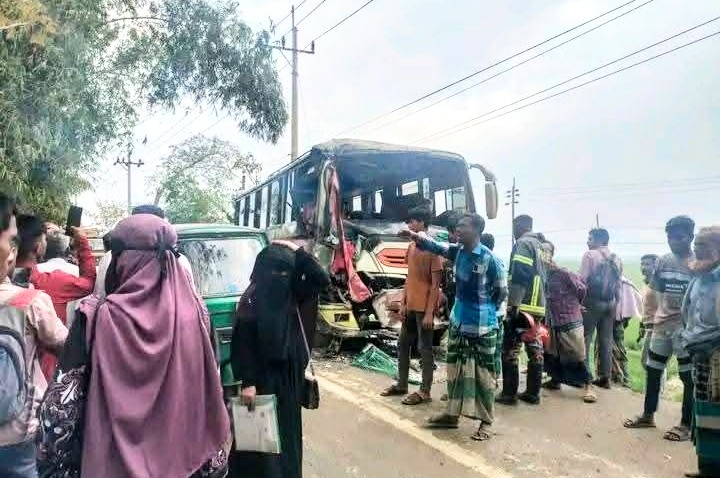 শান্তিগঞ্জে যাত্রীবাহী বাসের মুখোমুখি সং-ঘর্ষ: আহত ২০