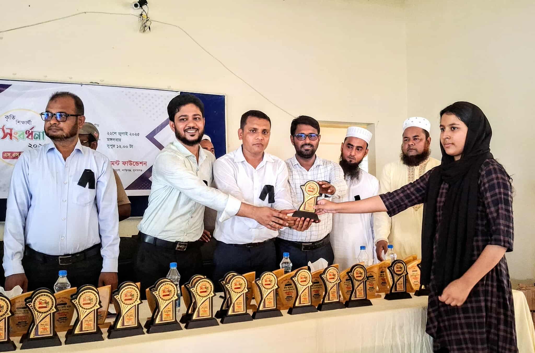 শাল্লায় কৃতি শিক্ষার্থী সংবর্ধনায় মাইলস্টোনের শিক্ষার্থীদের স্মরণে শোক