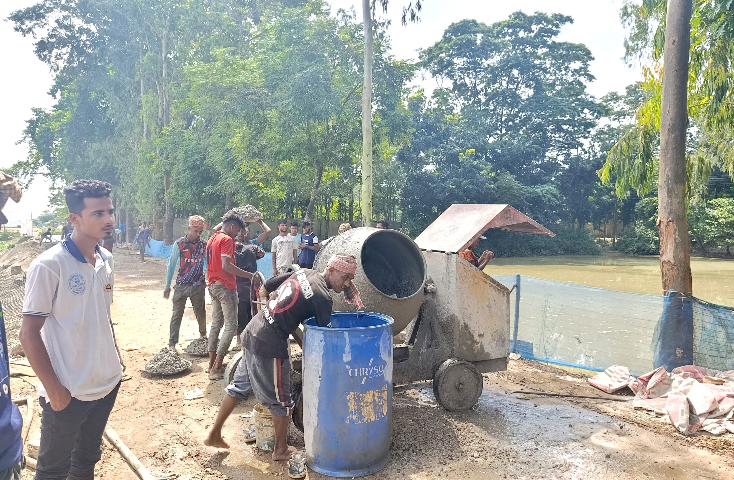 শান্তিগঞ্জের ছয়হাড়ায় এলজিইডির রাস্তার কাজে অনিয়ম