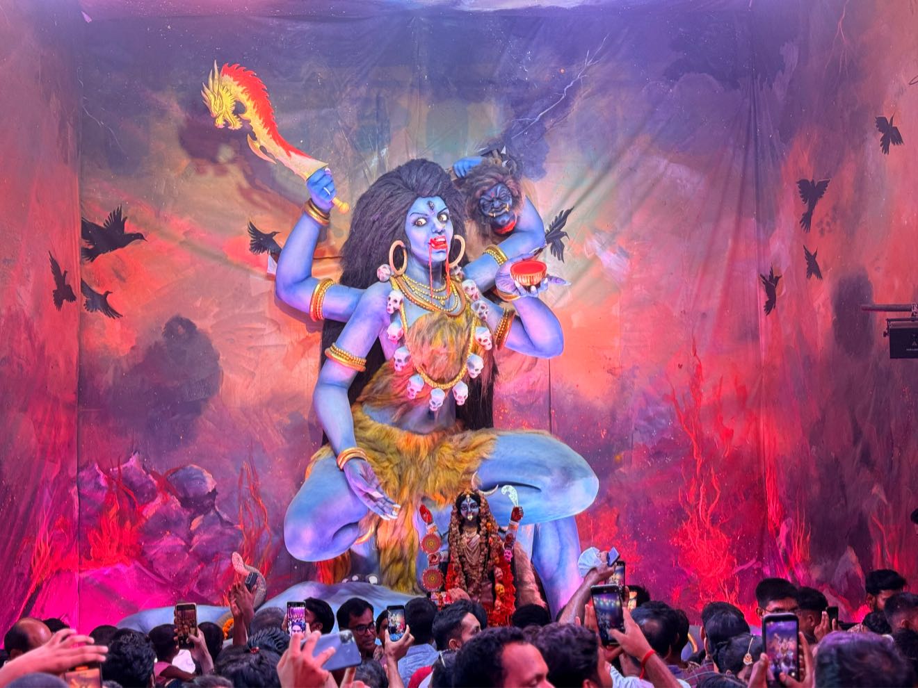 সাভারে “শুভ জাগরণী যুব সংঘ” এর ১৬ ফুটের শ্যামা প্রতিমা দর্শনার্থীদের নজর কাড়ছে