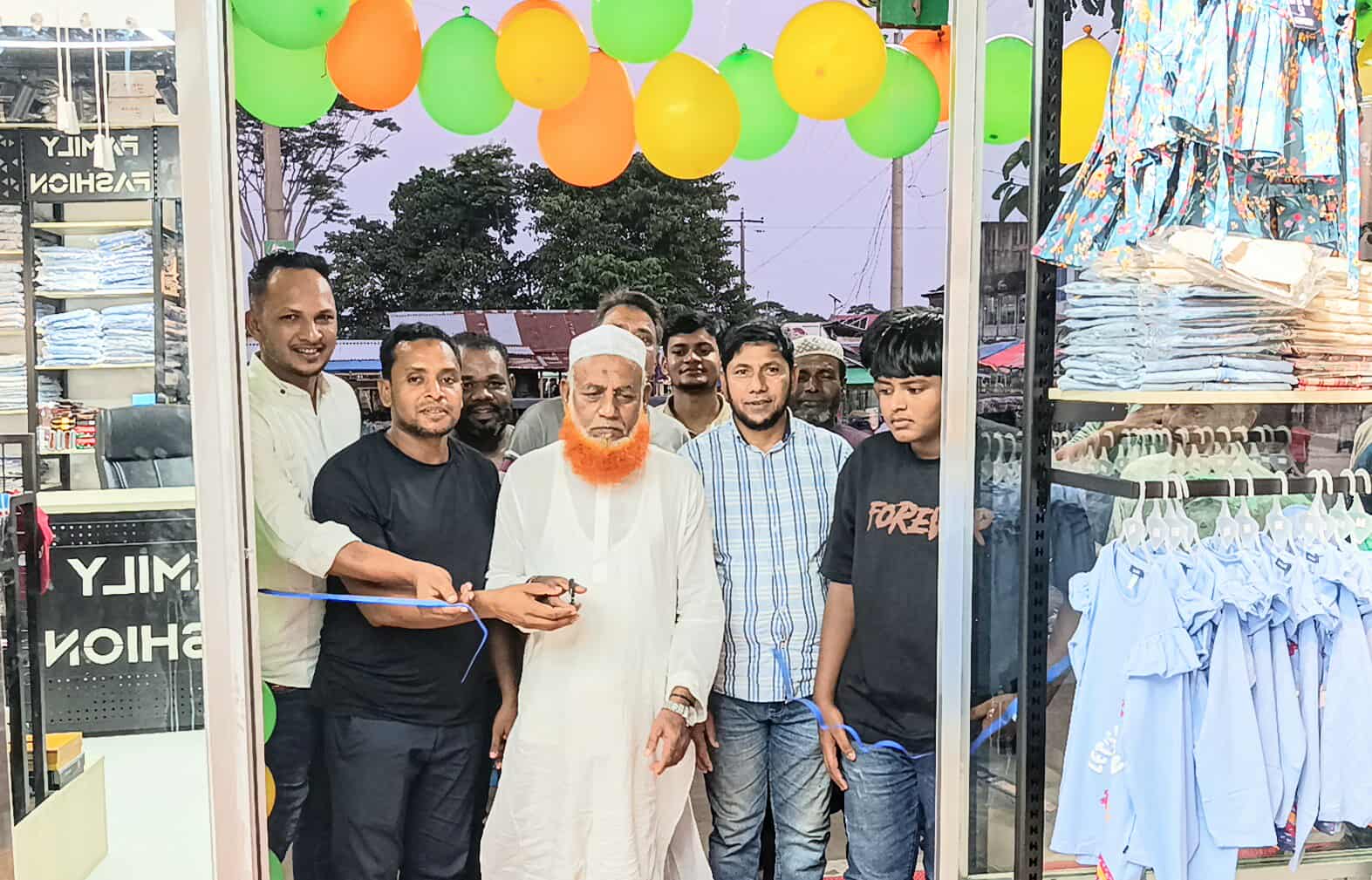 শান্তিগঞ্জের আক্তাপাড়া মিনাবাজারে ফ্যামিলি ফ্যাশনের উদ্বোধন