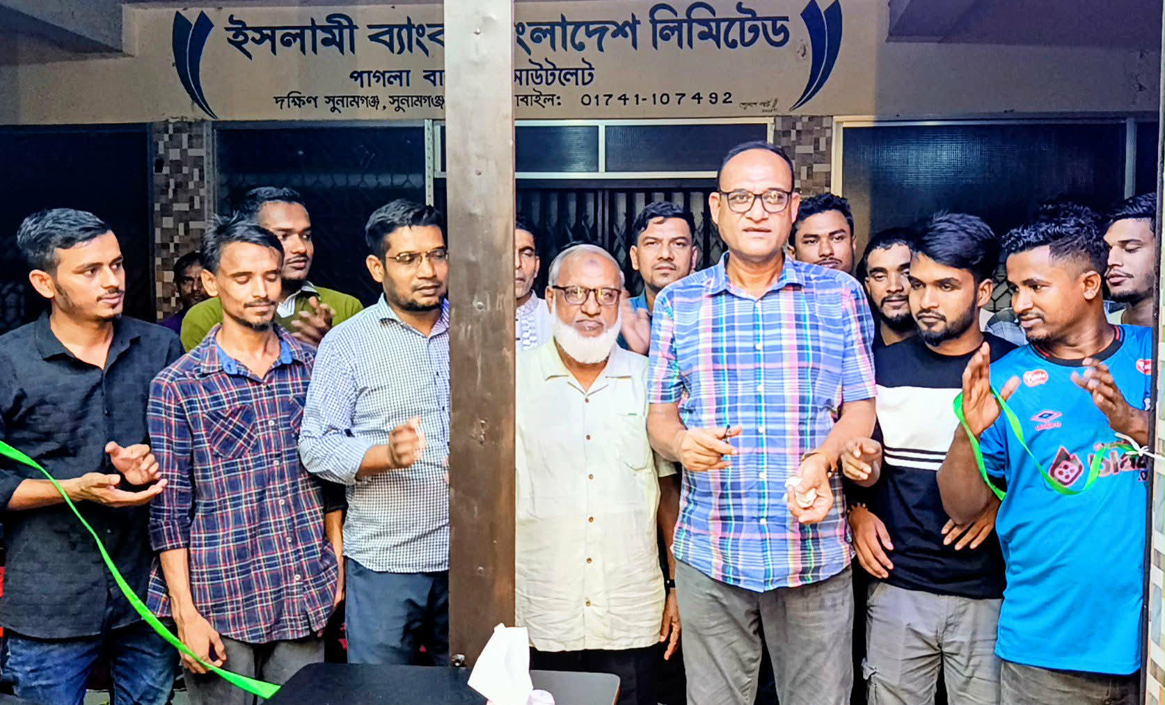 পাগলা বাজারে নতুন আঙ্গিকে যাত্রা শুরু করেছে লাক্সারি ম্যান