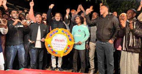 বিজয় দিবসের প্রথম প্রহরে ফারুক আহমদের নেতৃত্বে পুষ্পস্তবক অর্পণ