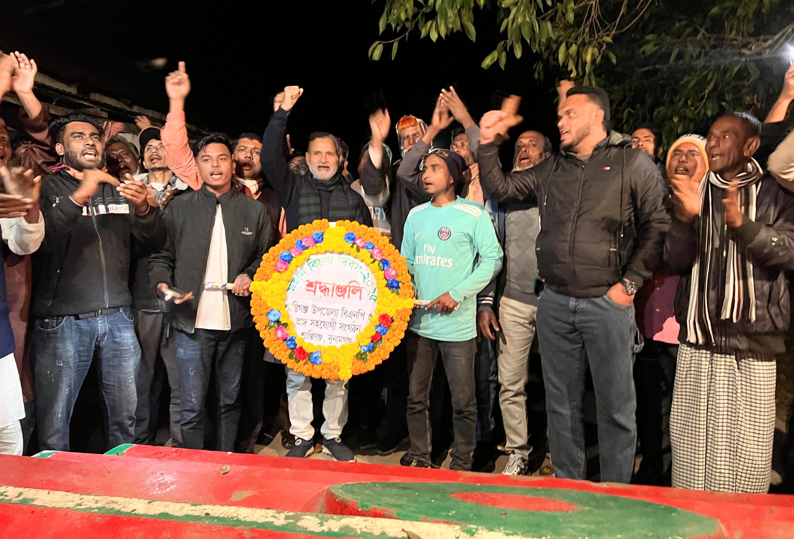 বিজয় দিবসের প্রথম প্রহরে ফারুক আহমদের নেতৃত্বে পুষ্পস্তবক অর্পণ 