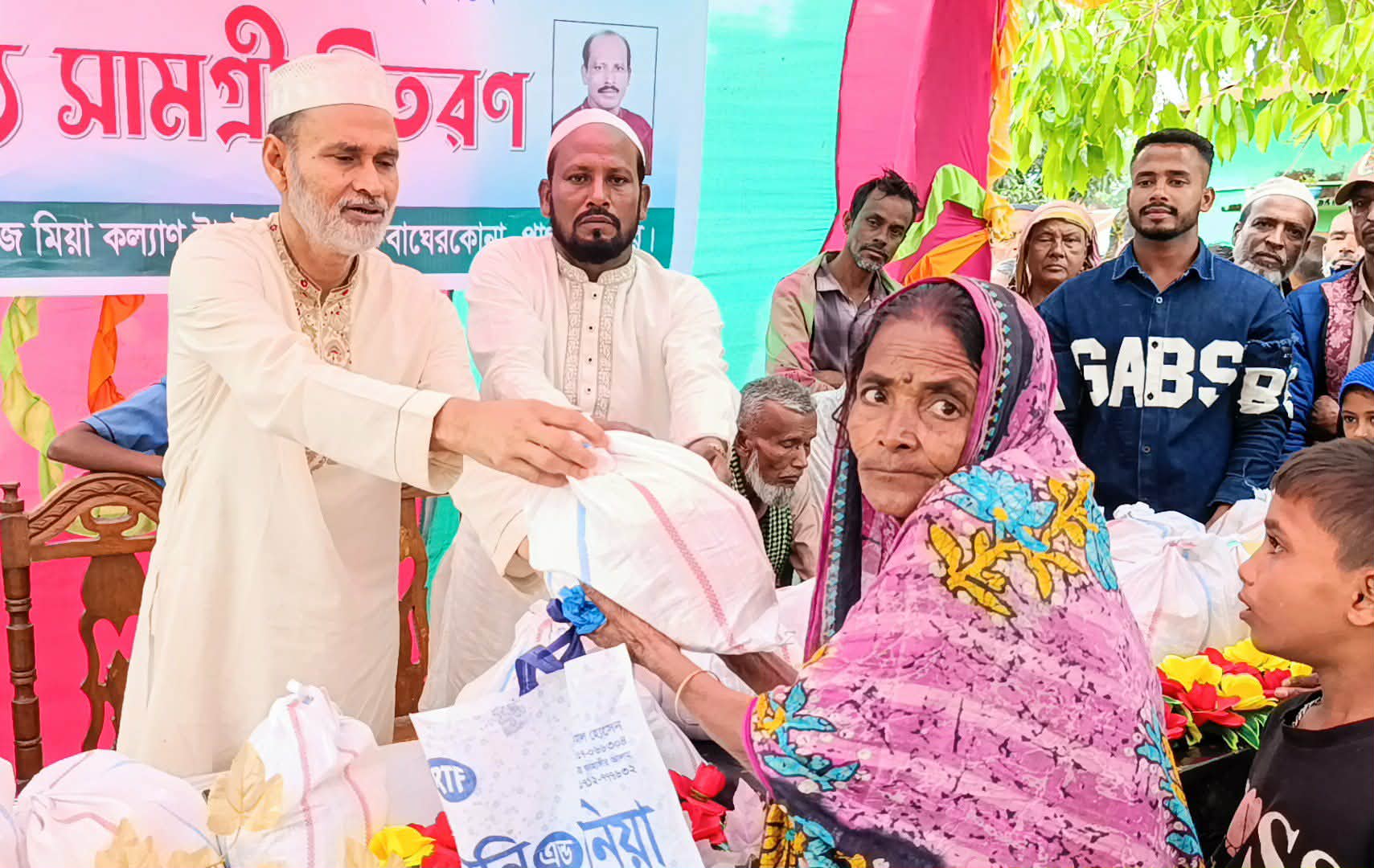 পাগলায় সিরাজ মিয়া কল্যাণ ট্রাস্টের ঈদ উপহার বিতরণ