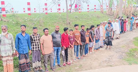 প্রকাশিক সংবাদের বিরুদ্ধে মানববন্ধন