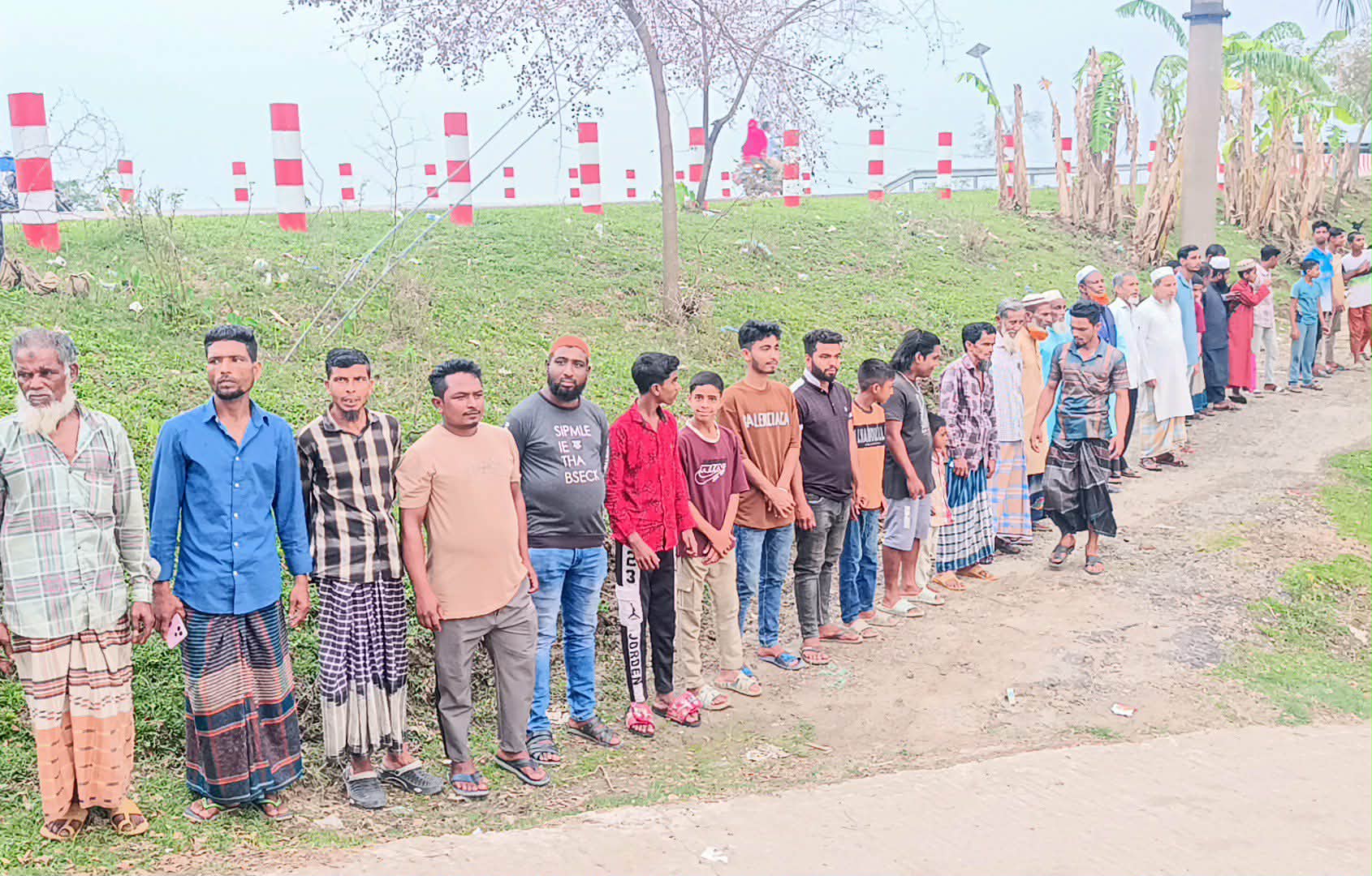 প্রকাশিক সংবাদের বিরুদ্ধে মানববন্ধন