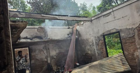 গোলাপগঞ্জে ভয়াবহ অগ্নিকাণ্ডে পুড়ে ছাই ৭ কক্ষের ঘর, অল্পের জন্য রক্ষা পেল পরিবার