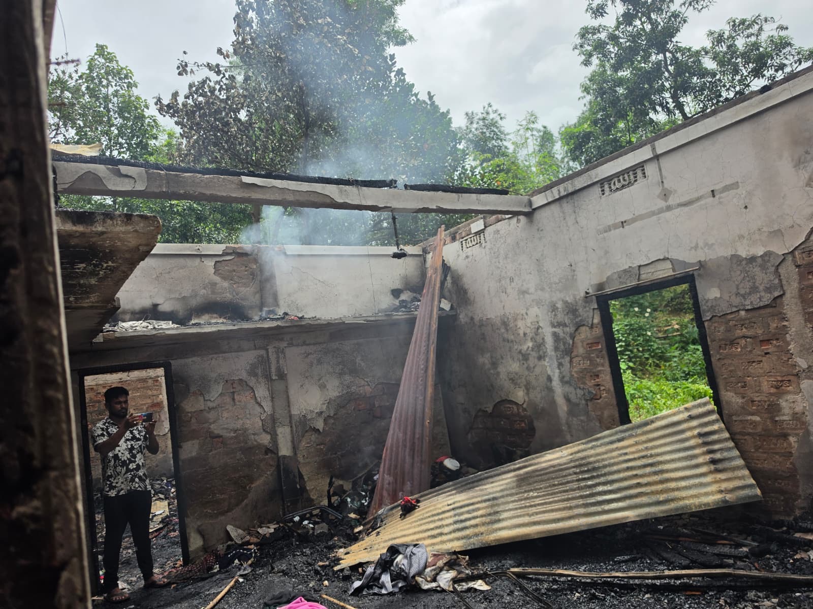 গোলাপগঞ্জে ভয়াবহ অগ্নিকাণ্ডে পুড়ে ছাই ৭ কক্ষের ঘর, অল্পের জন্য রক্ষা পেল পরিবার