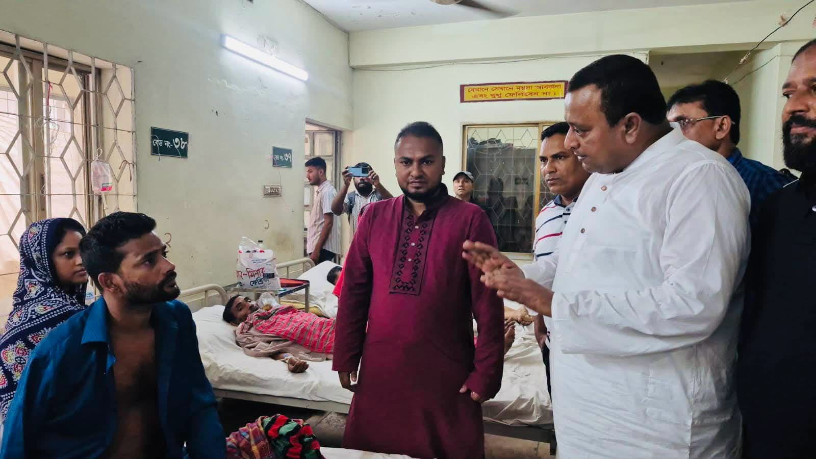 সাভারে ডেঙ্গু প্রতিরোধে ব্যতিক্রমী উদ্যোগ: উপজেলা স্বাস্থ্য কমপ্লেক্সে রোগীদের মশারি উপহার